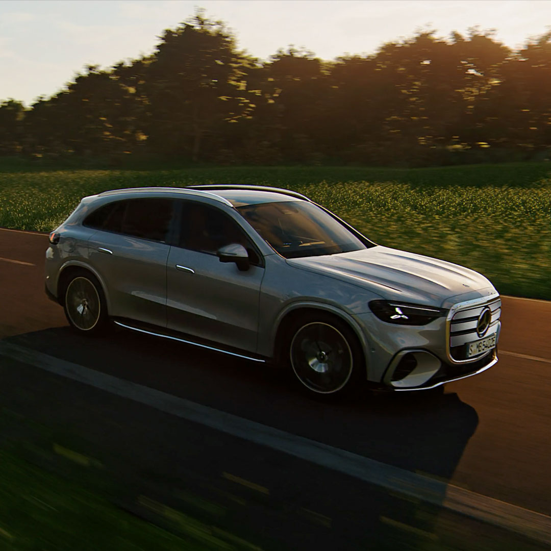 GLC eléctrico | Mercedes-Benz Visual lateral de un GLC eléctrico en color gris circulando por una carretera