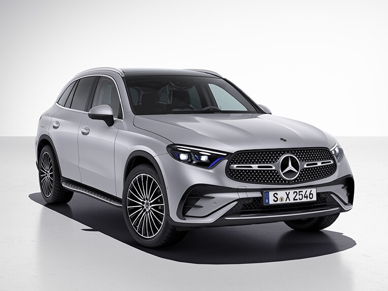 Escorzo frontal del GLC de Mercedes-Benz con línea AMG Line.