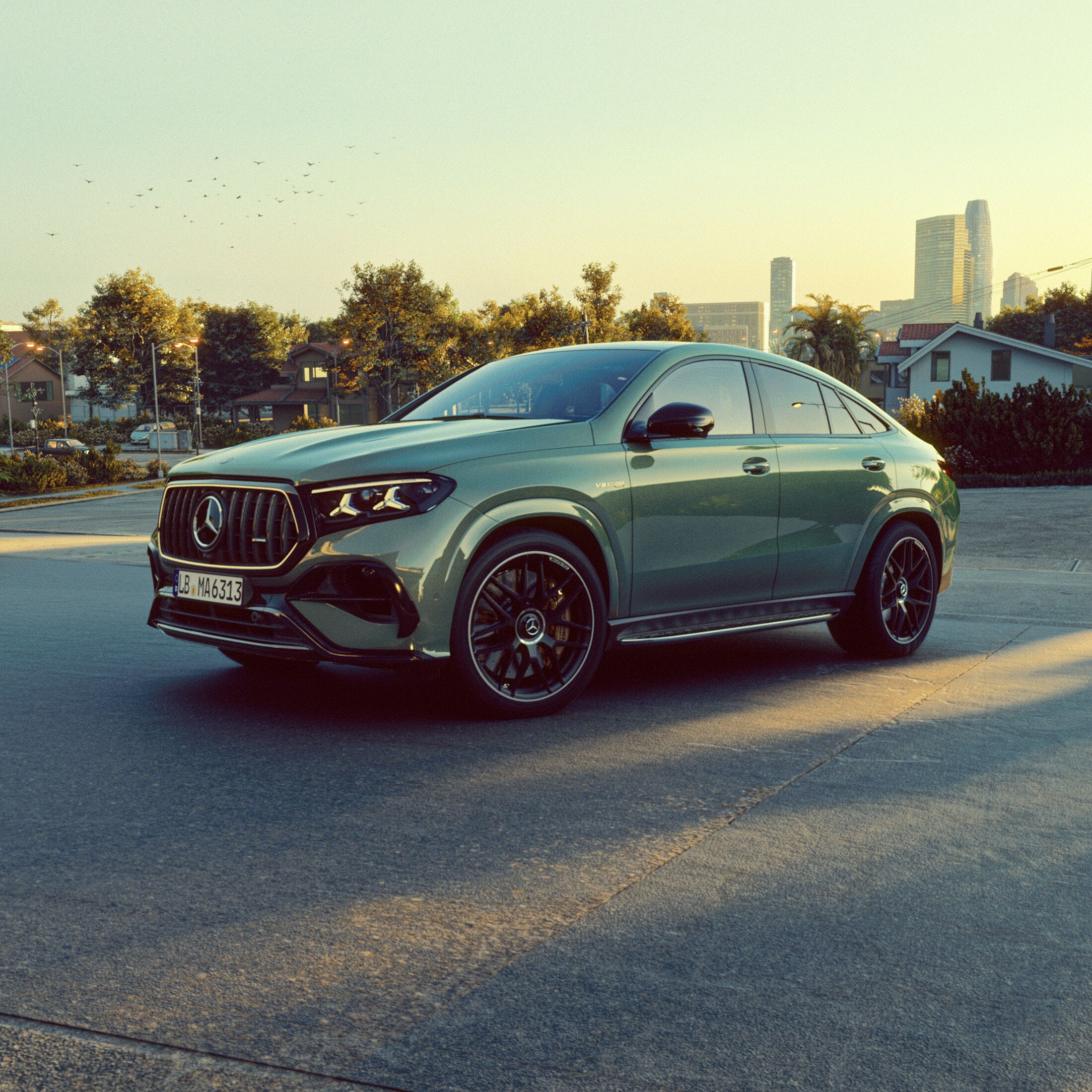 visual lateral del nuevo Mercedes‑AMG GLE Coupé en color gris con una ciudad de fondo