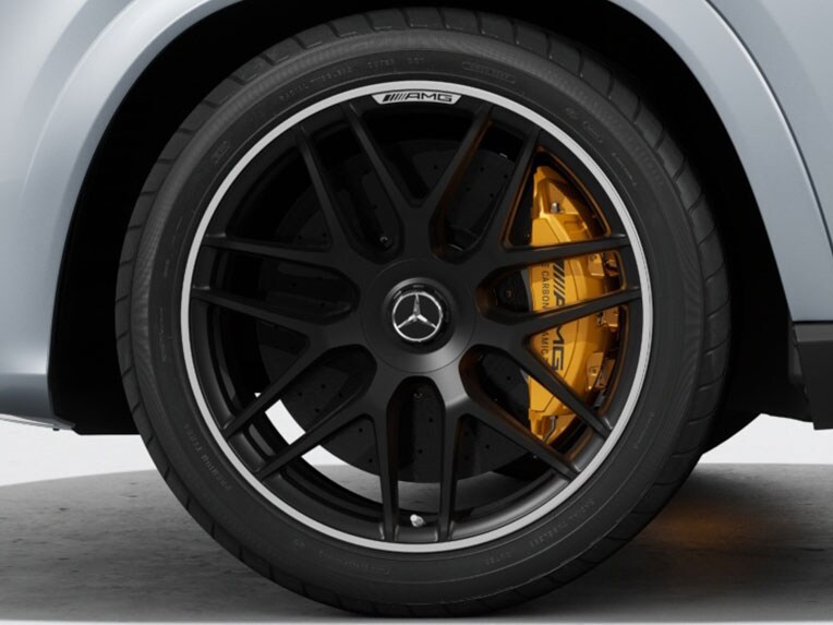 Las llantas forjadas AMG de 22" en diseño de radios cruzados para el Mercedes-AMG GLE Coupé.