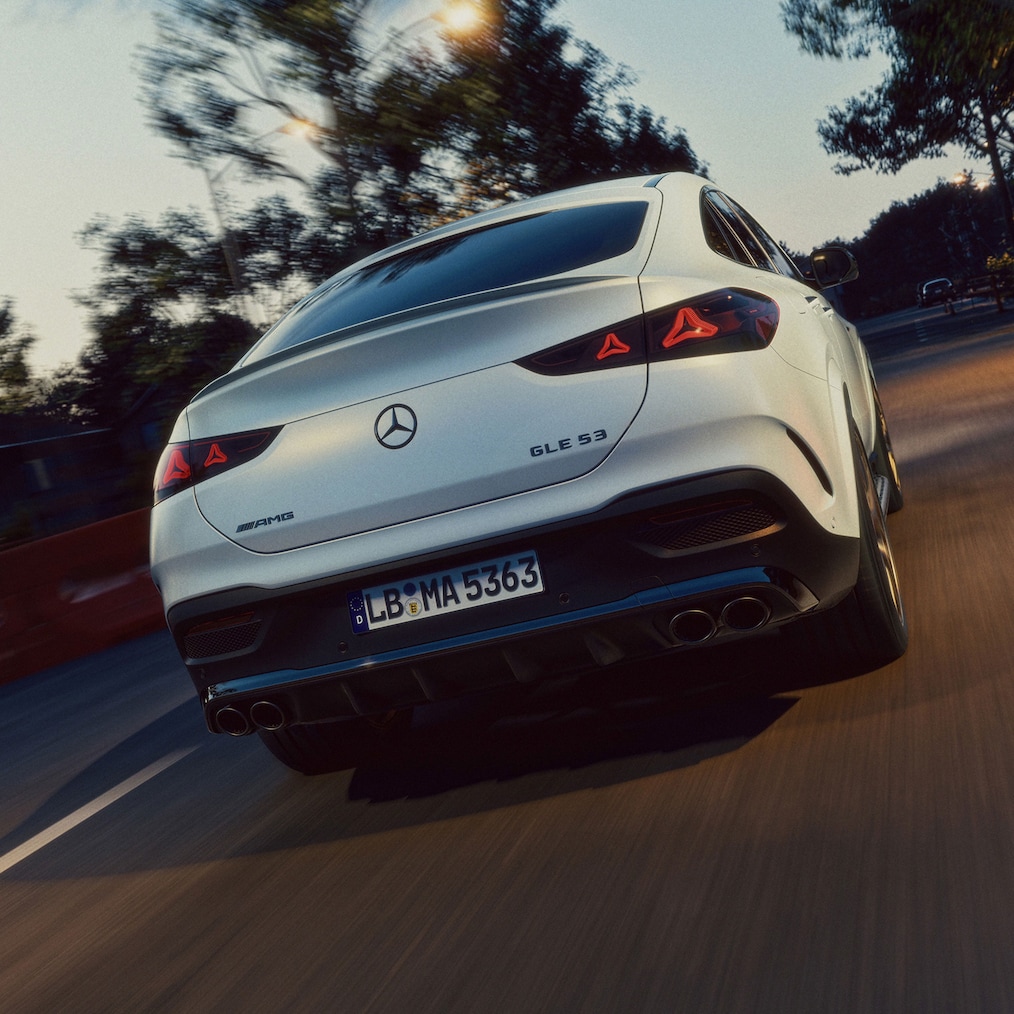 Las llantas forjadas AMG de 22" con diseño de radios cruzados en el Mercedes-AMG GLE Coupé.