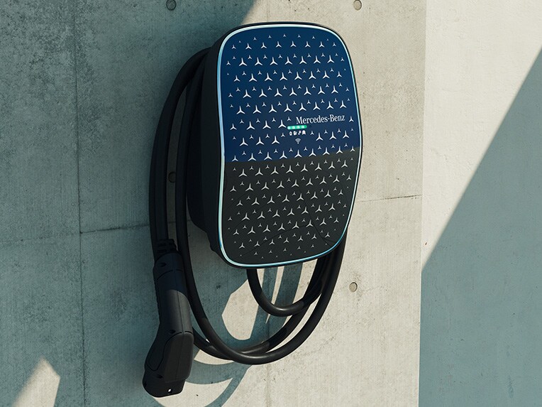 Una Mercedes-Benz Wallbox en una pared gris.