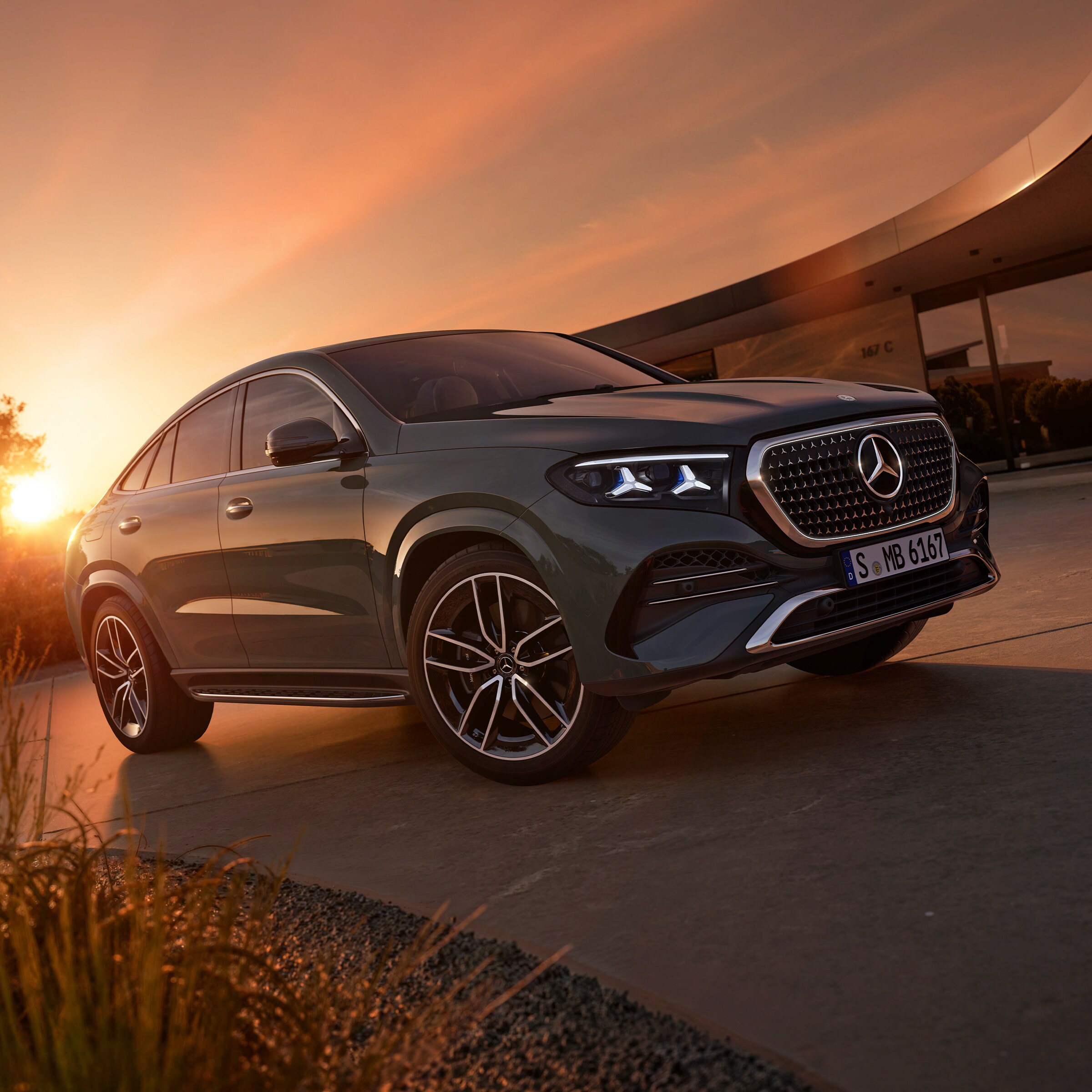 Visual del nuevo GLE Coupé gris oscuro de Mercedes-Benz con atardecer de fondo