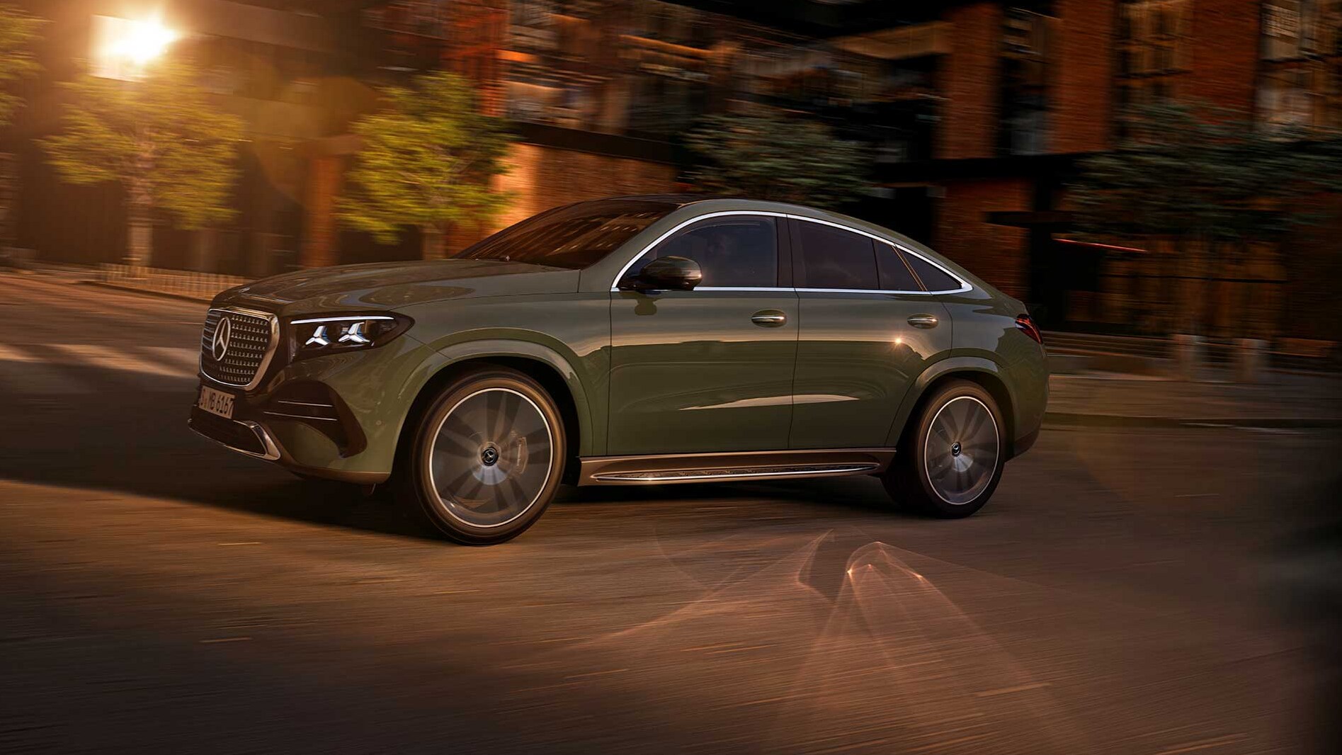 Visual del nuevo GLE Coupé gris oscuro de Mercedes-Benz con atardecer de fondo