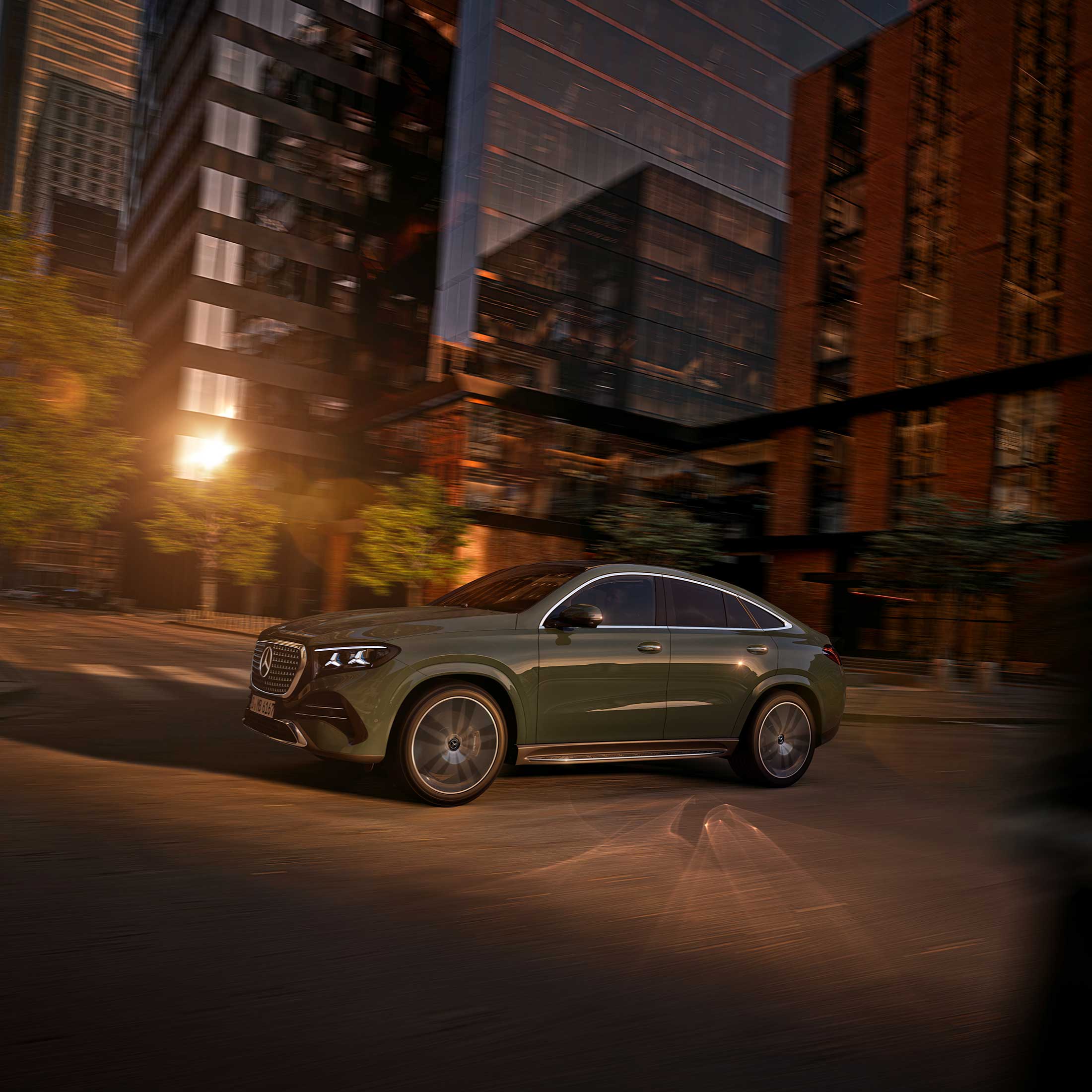 Visual del nuevo GLE Coupé gris oscuro de Mercedes-Benz con atardecer de fondo