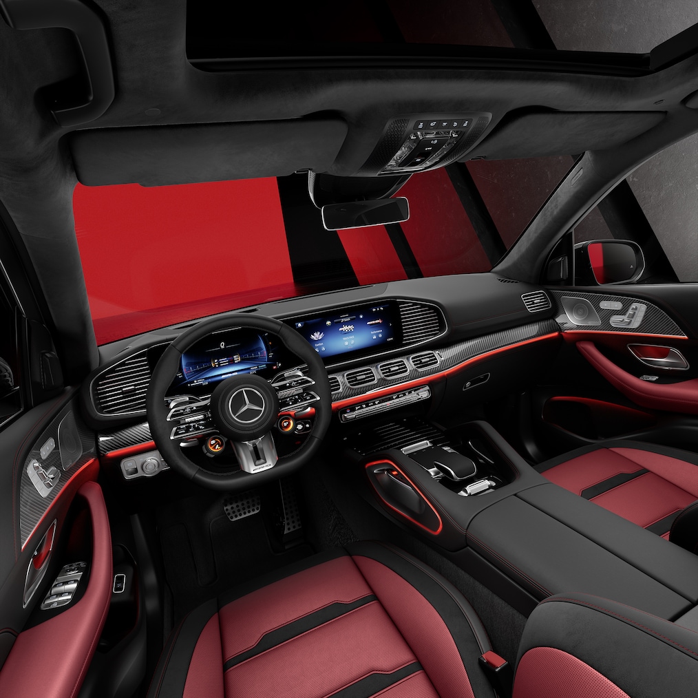 Vista lateral de los asientos delanteros y el puesto de conducción de un Mercedes-AMG GLE SUV.