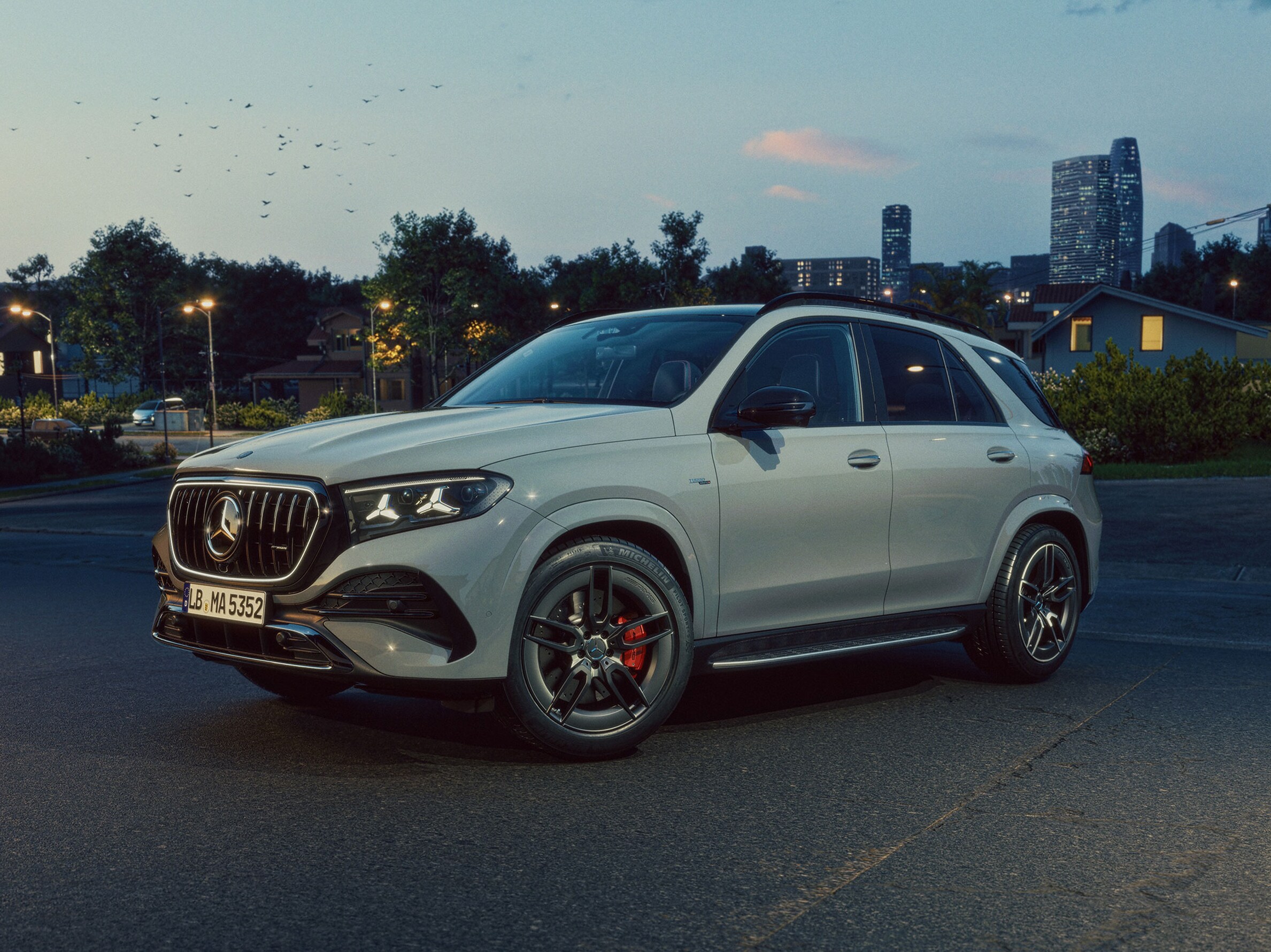 Visual del Mercedes-AMG GLE SUV gris con la ciudad de fondo