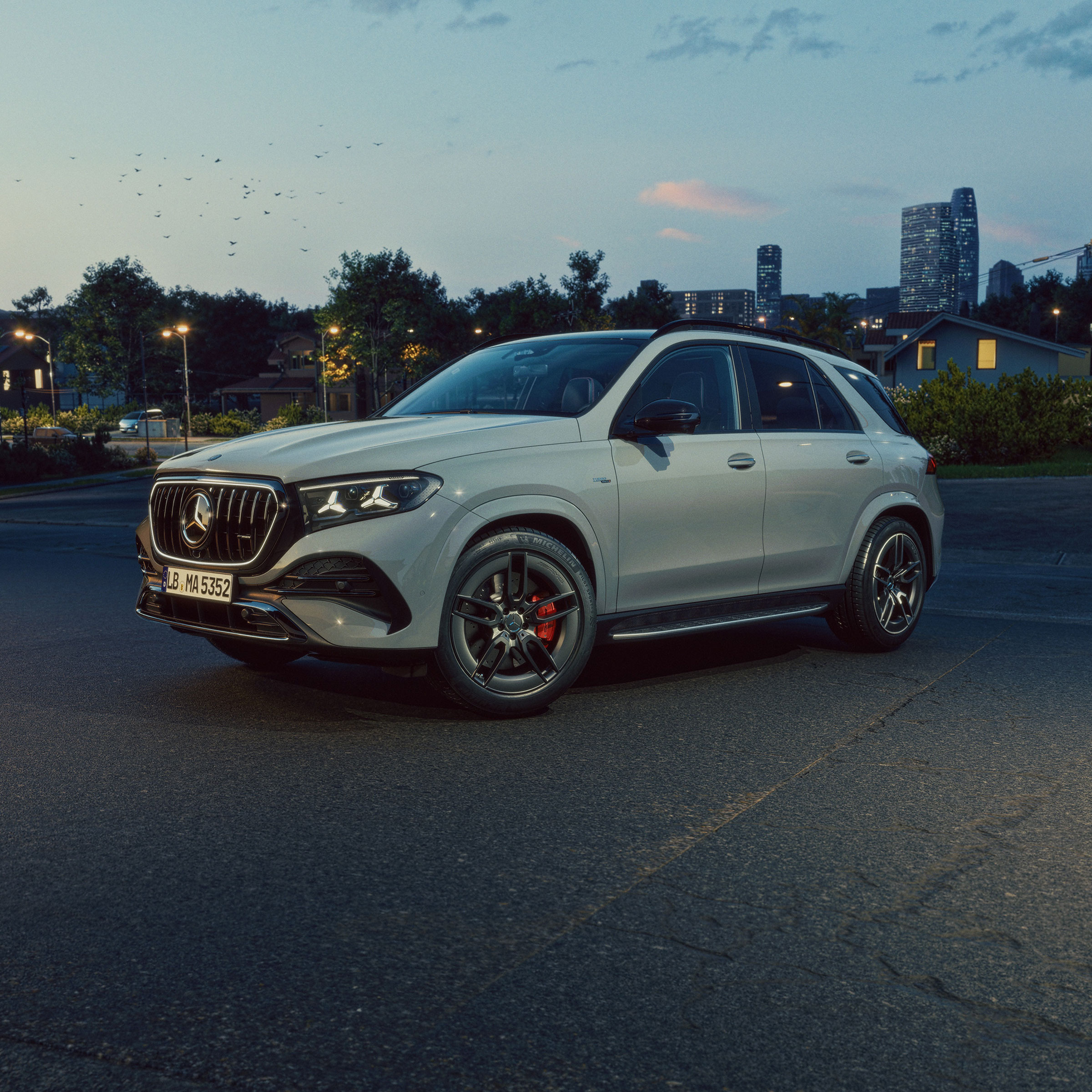 GLE SUV | Mercedes-AMG Visual del Mercedes-AMG GLE SUV gris con la ciudad de fondo