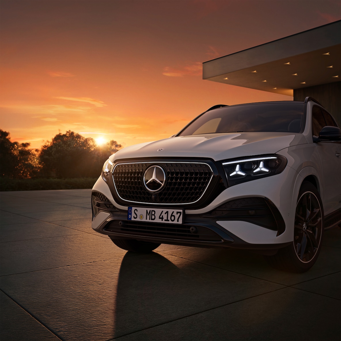 El contorno iluminado alrededor de la parrilla del radiador y los distintivos faros con diseño de estrellas del Mercedes-Benz GLE.