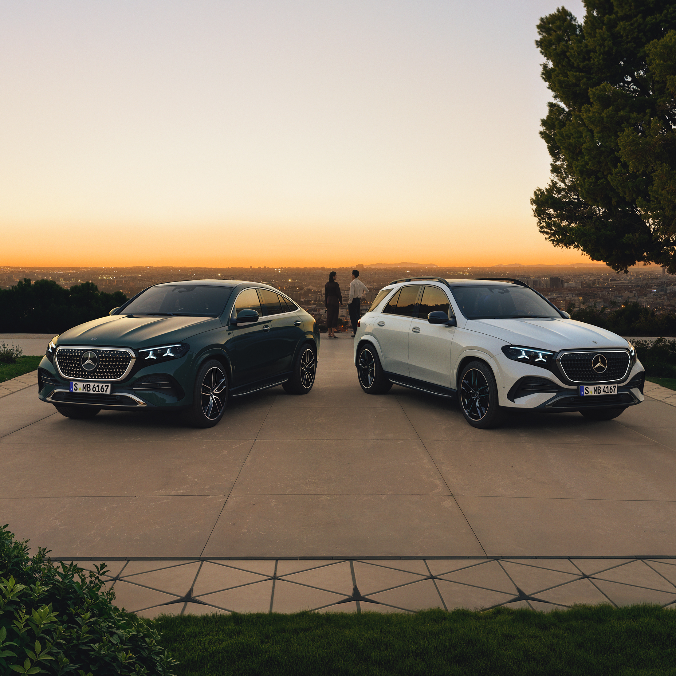 visual frontal de los nuevos GLE en color blanco y negro con un atardecer de fondo