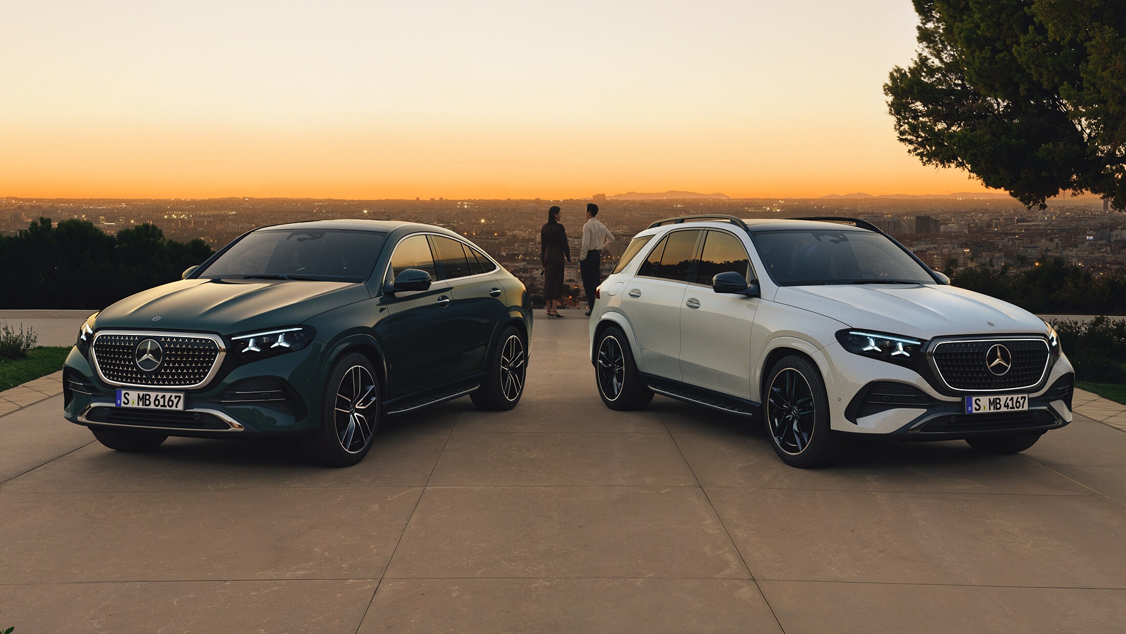 visual frontal de los nuevos GLE en color blanco y negro con un atardecer de fondo