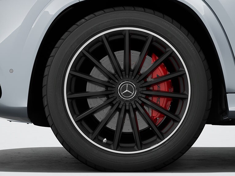 Las llantas forjadas AMG de 58,4 cm (23") del GLS 63 4MATIC+ de Mercedes-AMG.