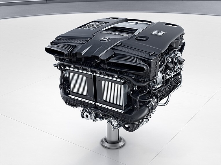 La cubierta de fibra de carbono AMG para el compartimento del motor del GLS 63 4MATIC+ de Mercedes-AMG.