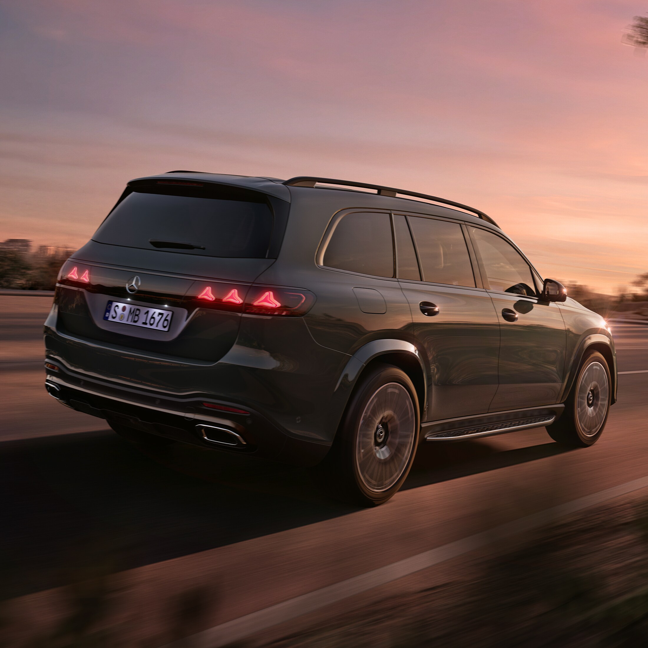 visual lateral del nuevo GLS en color gris por una carretera