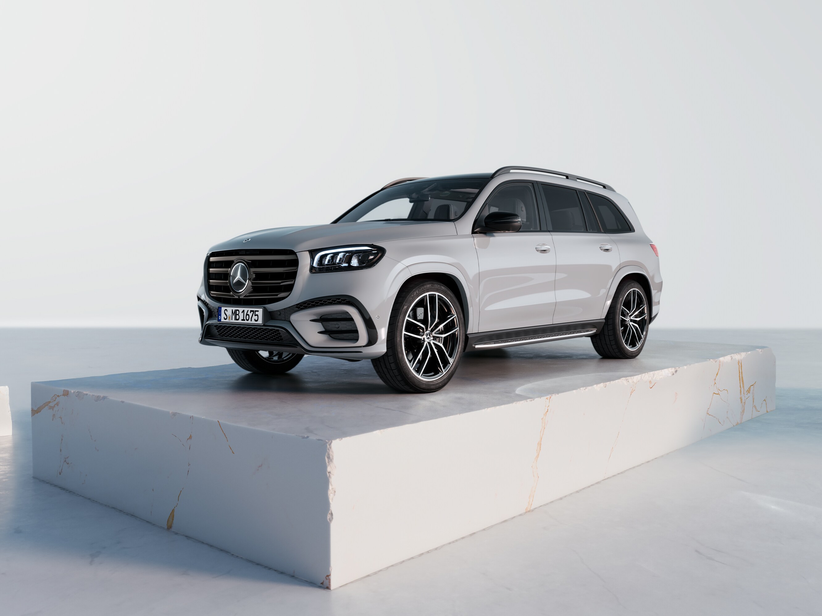 La imagen muestra un GLS gris de Mercedes-Benz