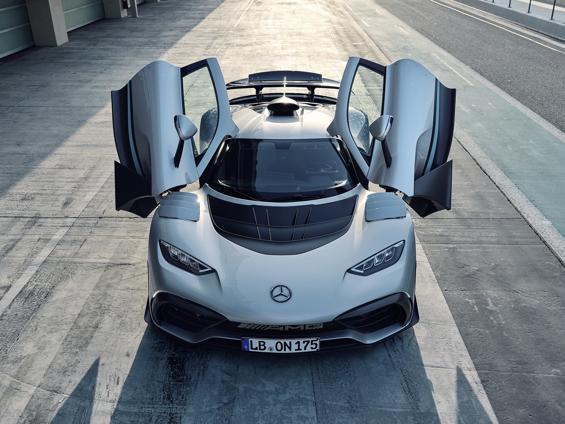 Vista frontal del Mercedes-AMG ONE con las puertas abiertas.