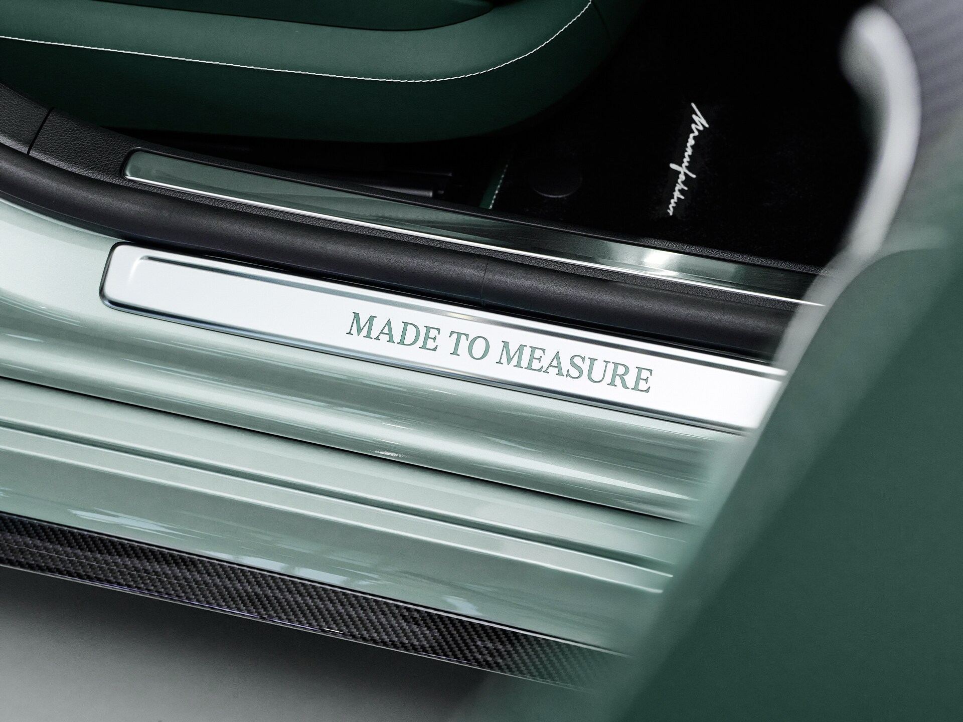 Un umbral de puerta MANUFAKTUR con la inscripción «Made to Measure».