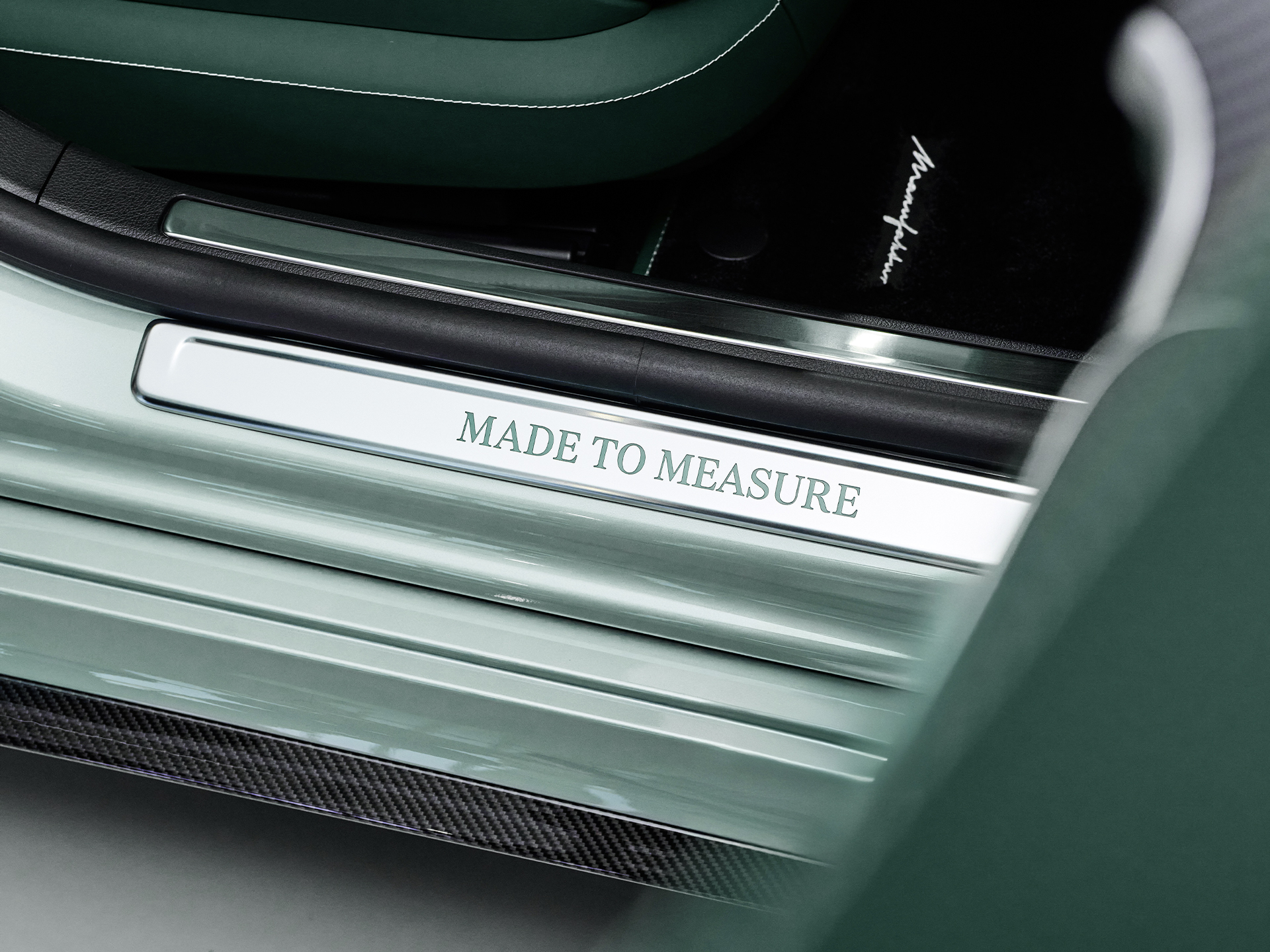 MANUFAKTUR Made to Measure | Mercedes-AMG Un umbral de puerta MANUFAKTUR con la inscripción «Made to Measure».