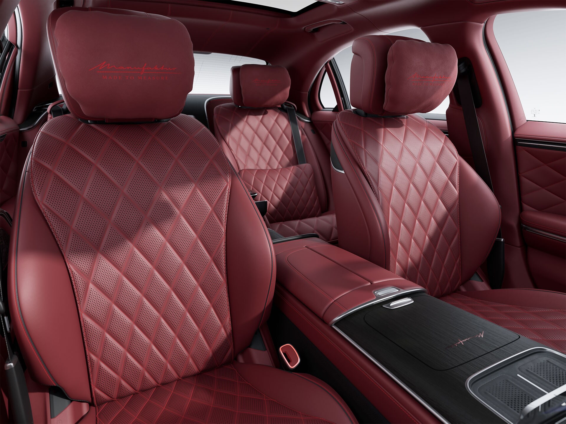 visual del interior de un coche con los asientos en color rojo y tapicería de cuero