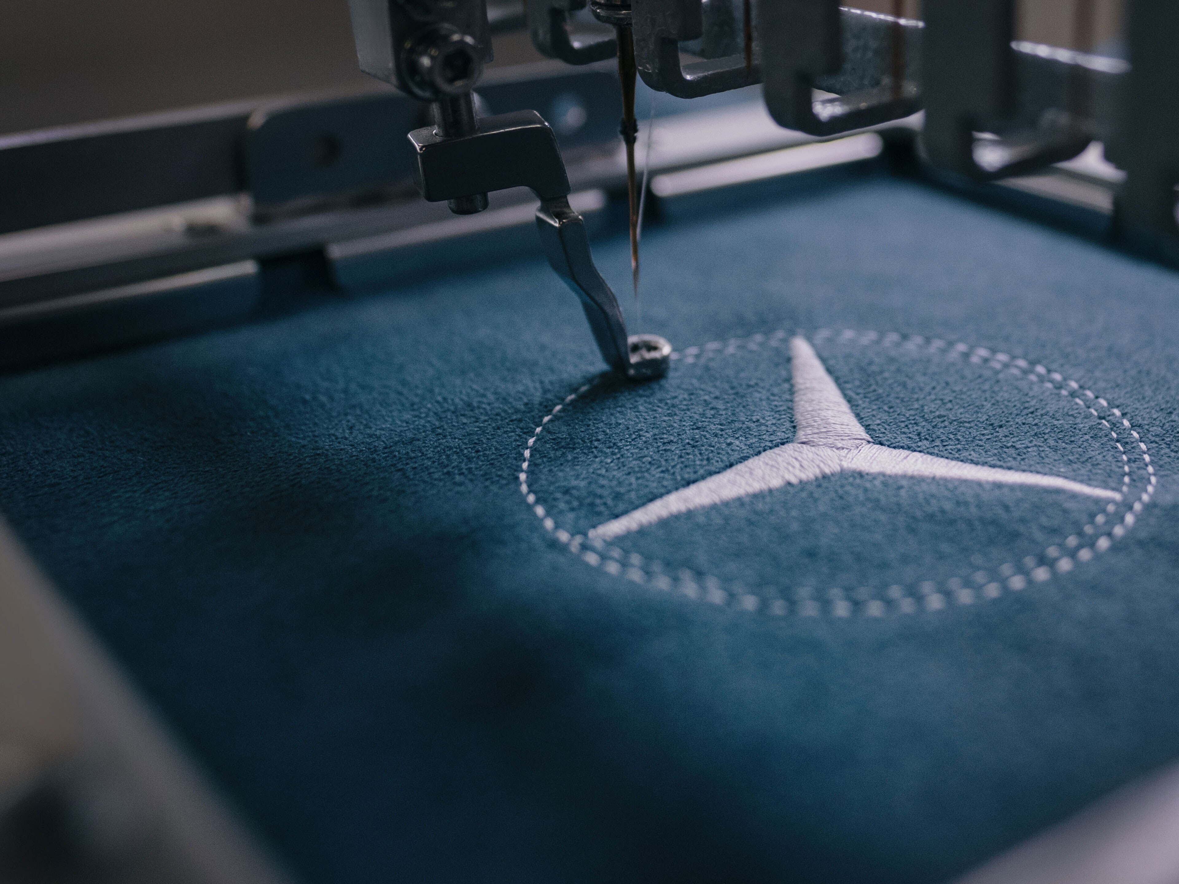 gradas llenas de gente frente a un escenario dentro de una cantera