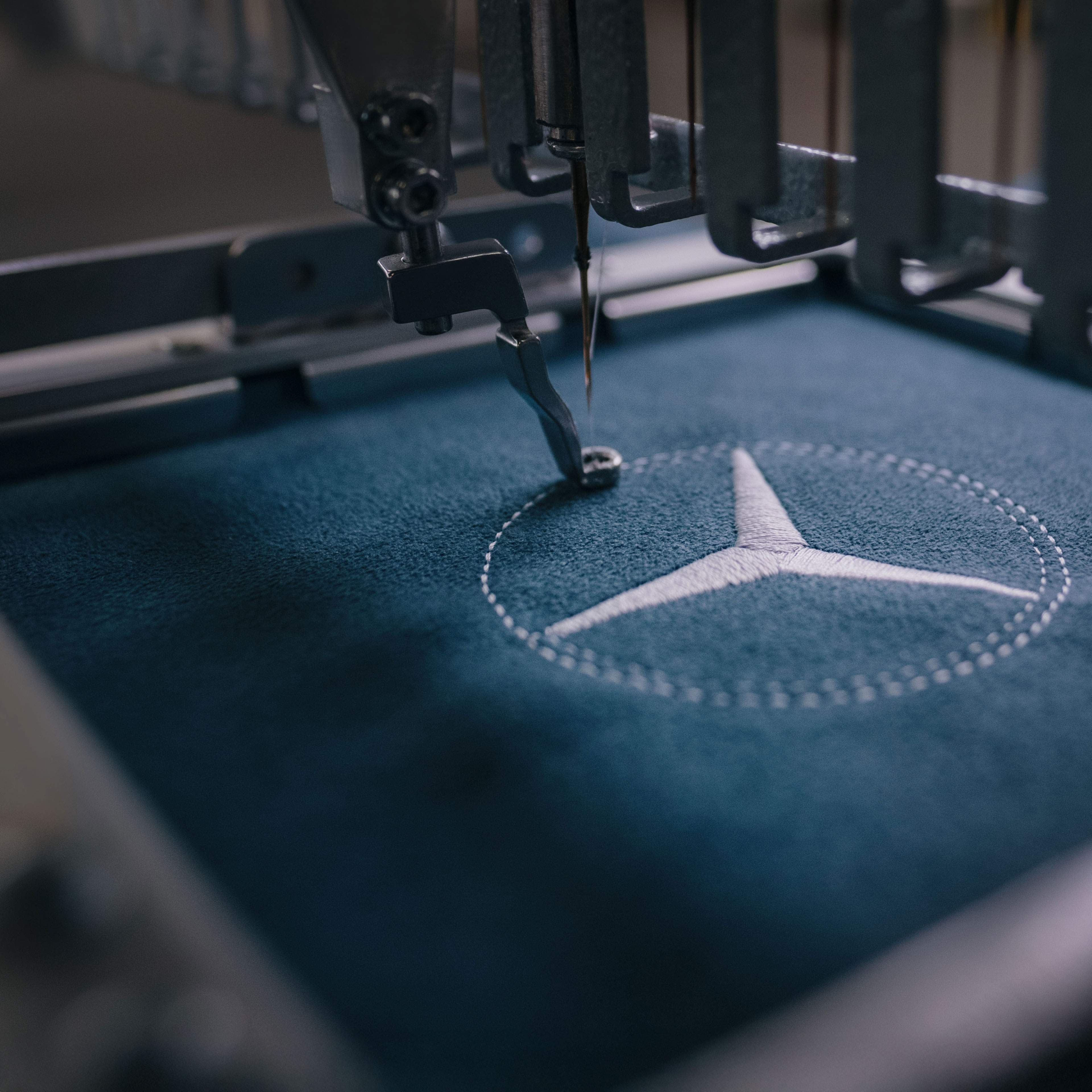 MANUFAKTUR | Mercedes-Benz La estrella de Mercedes-Benz está cosida sobre tela.