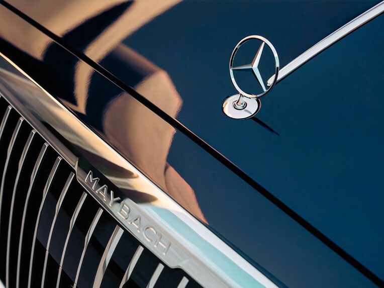 Una calandra del radiador del Mercedes-Maybach en cromo brillante.