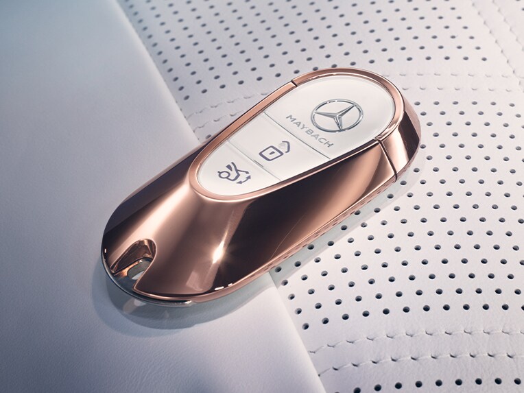 Una llave del vehículo Mercedes-Maybach en oro rosa.