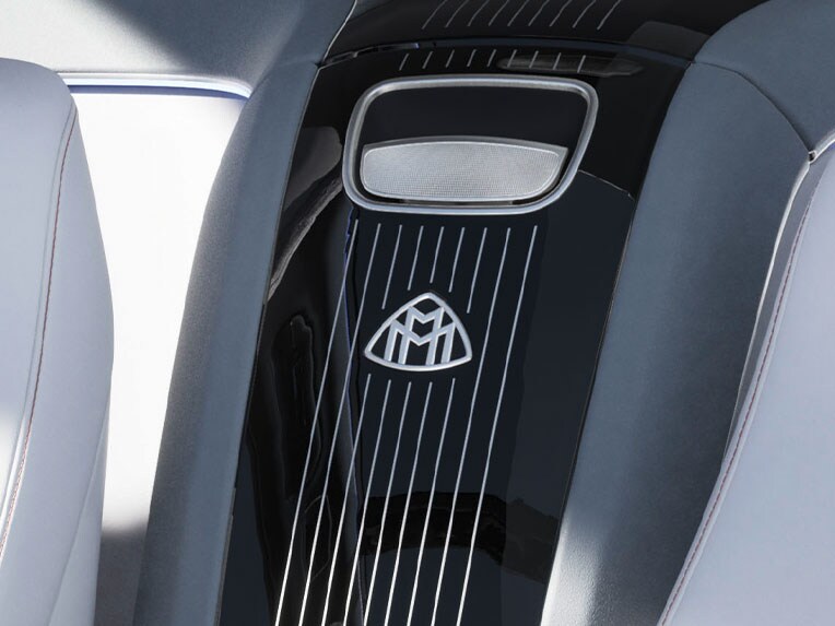Elementos de adorno de madera en el habitáculo de un Mercedes-Maybach.
