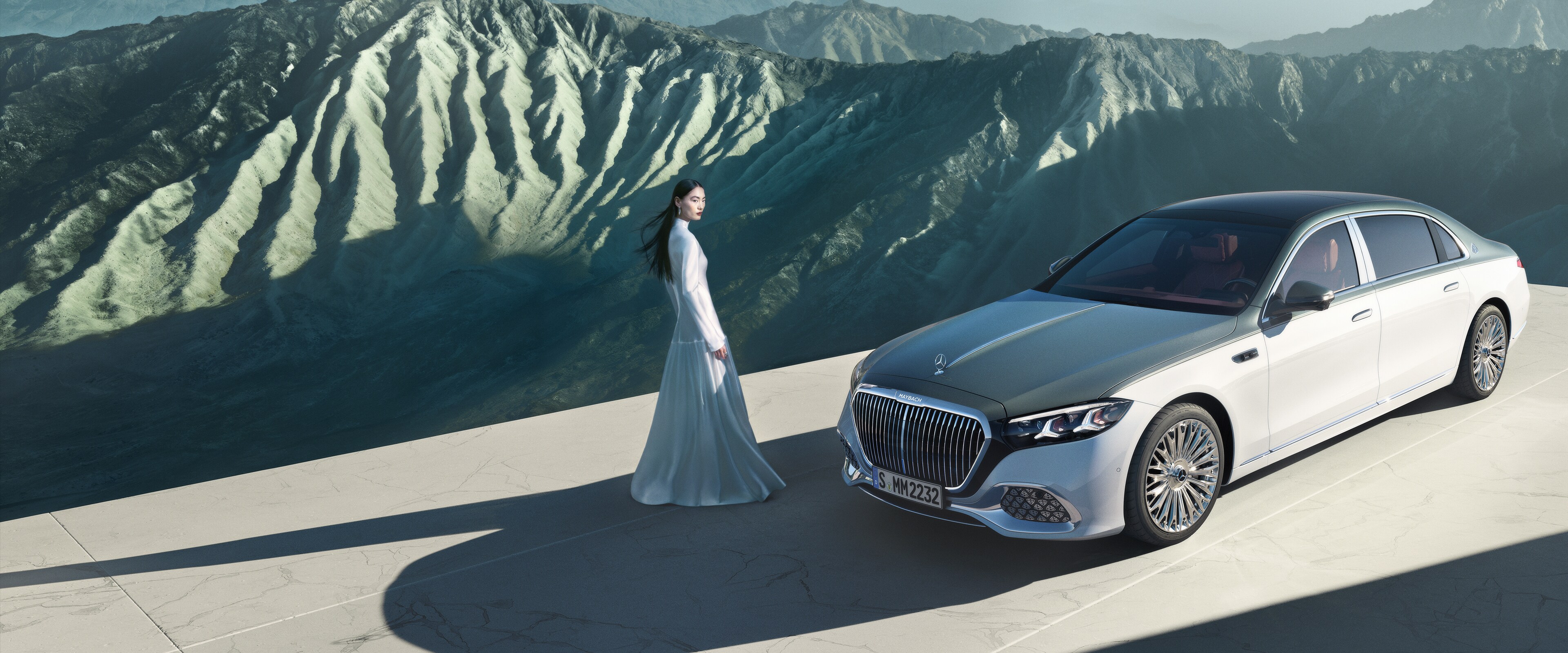 Diferentes vistas de un Mercedes-Maybach con pintura bicolor.