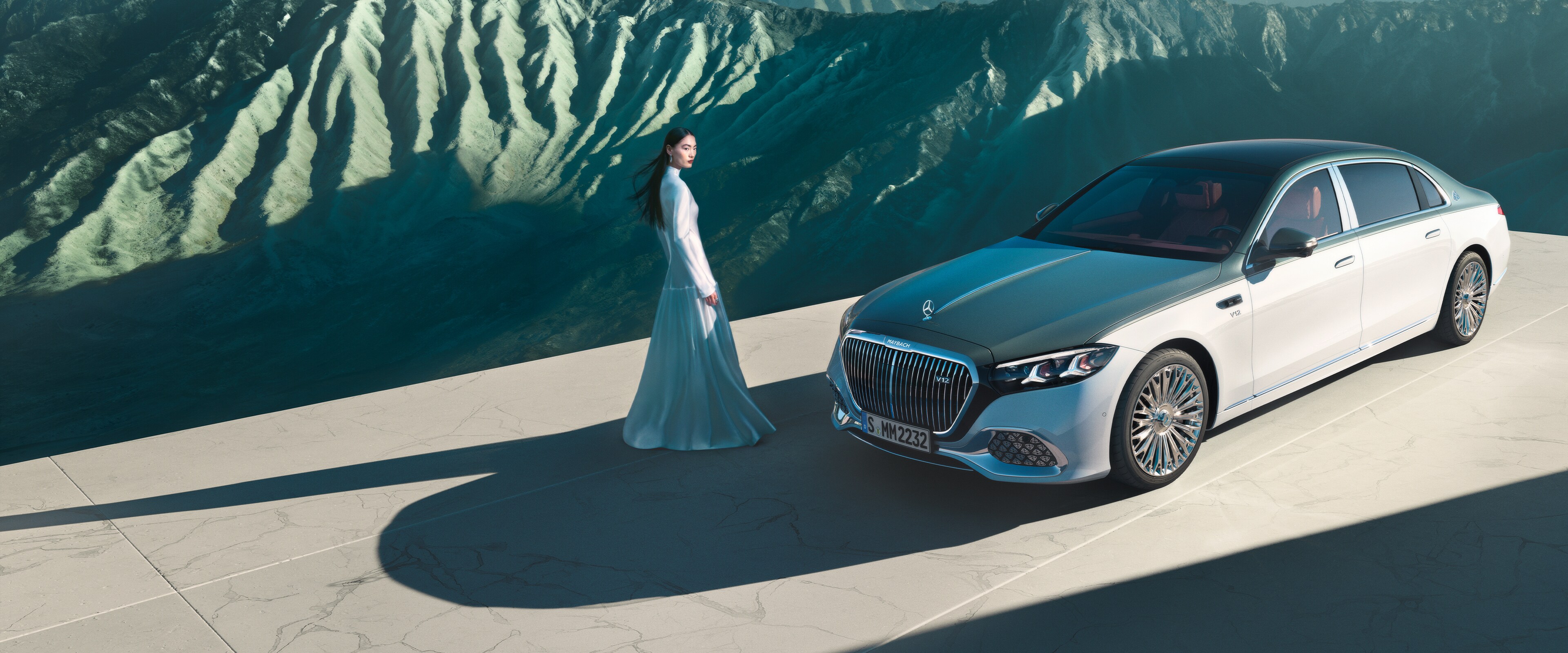 Diferentes vistas de un Mercedes-Maybach con pintura bicolor.