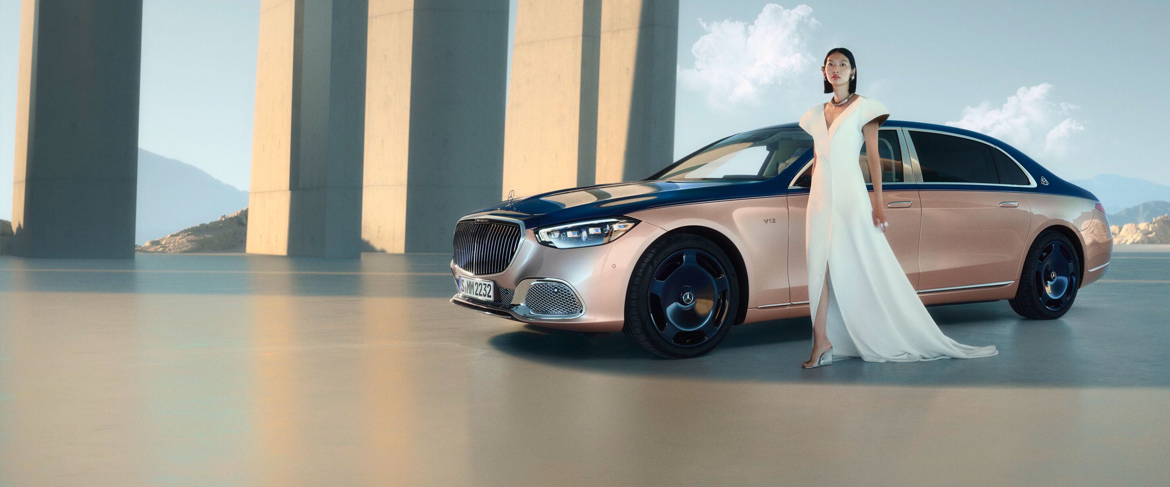 Diferentes vistas de un Mercedes-Maybach con pintura bicolor.