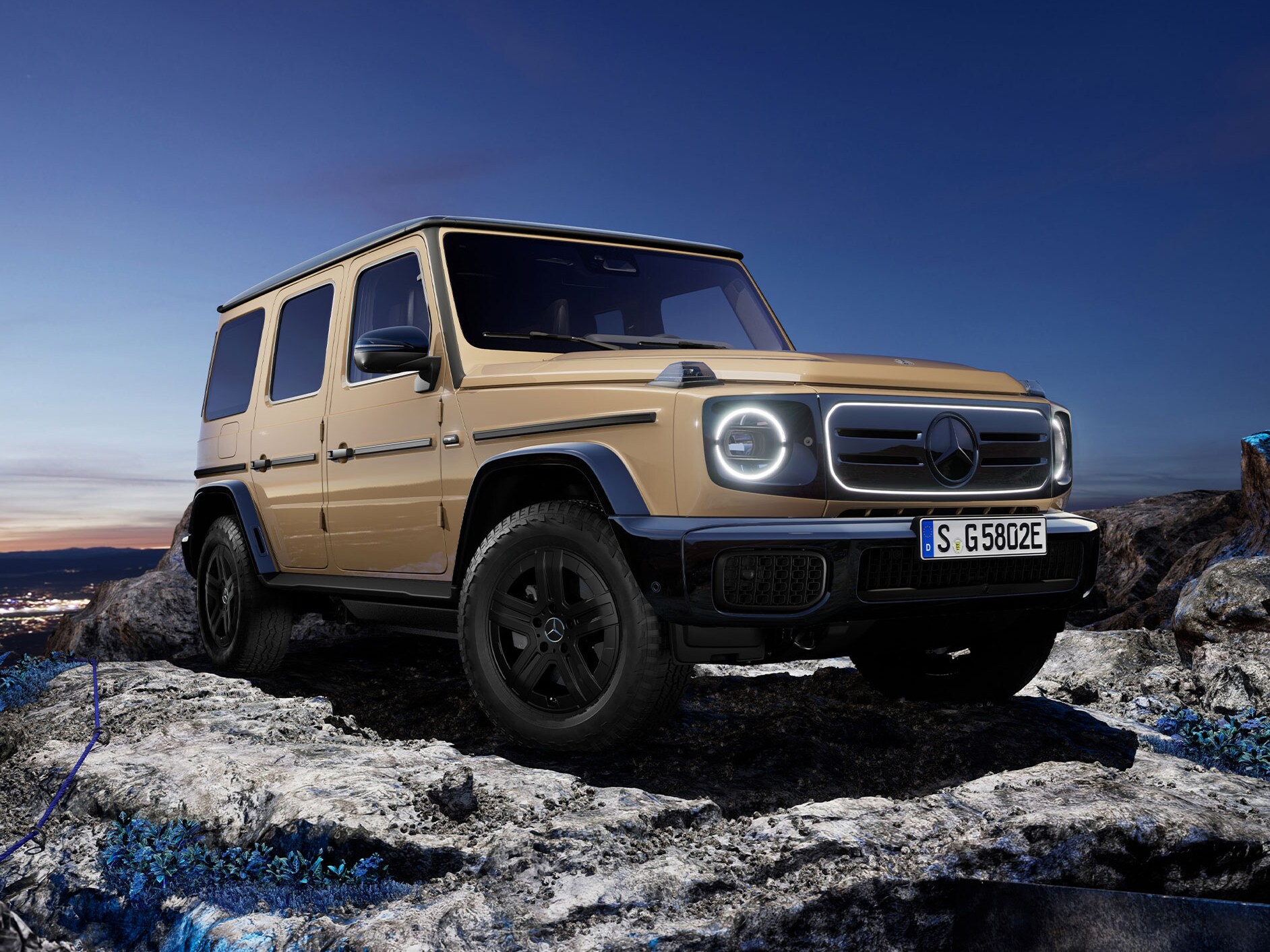 El Mercedes-Benz G 580 con tecnología EQ sobre una roca.