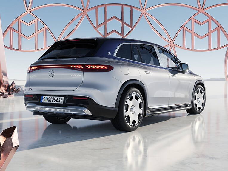 Escorzo trasero del Mercedes-Maybach EQS SUV.