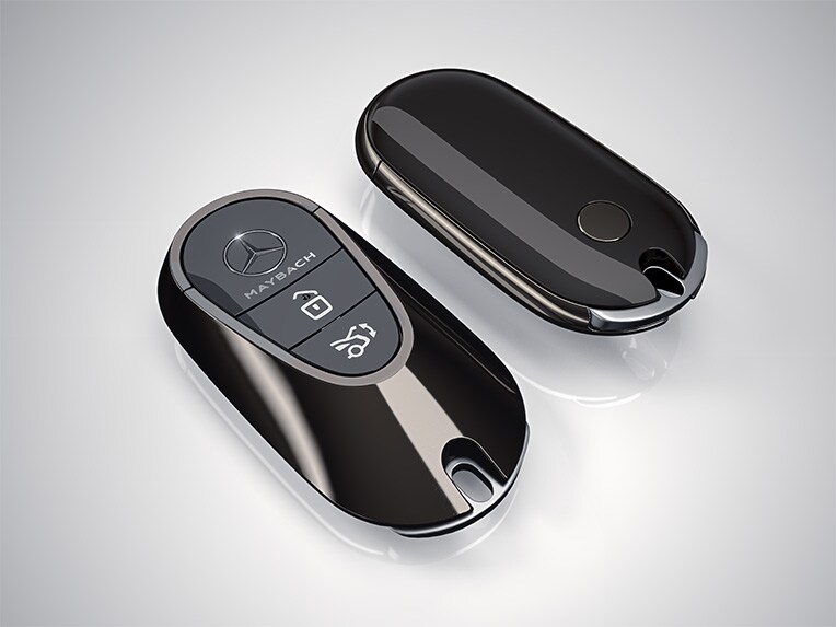 Llave del vehículo en negro brillante con marco embellecedor en cromo pulido a alto brillo del Mercedes-Maybach EQS SUV.