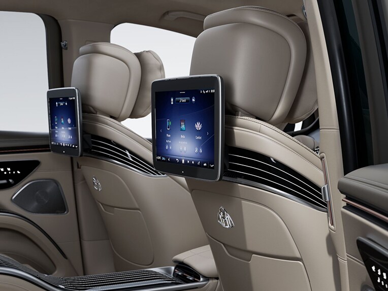 El paquete Exclusive de elementos de adorno en el habitáculo del vehículo de lujo Mercedes-Maybach EQS SUV.