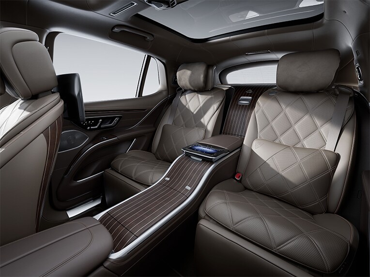 El paquete de cuero MANUFAKTUR en el habitáculo del vehículo de lujo Mercedes-Maybach EQS SUV.