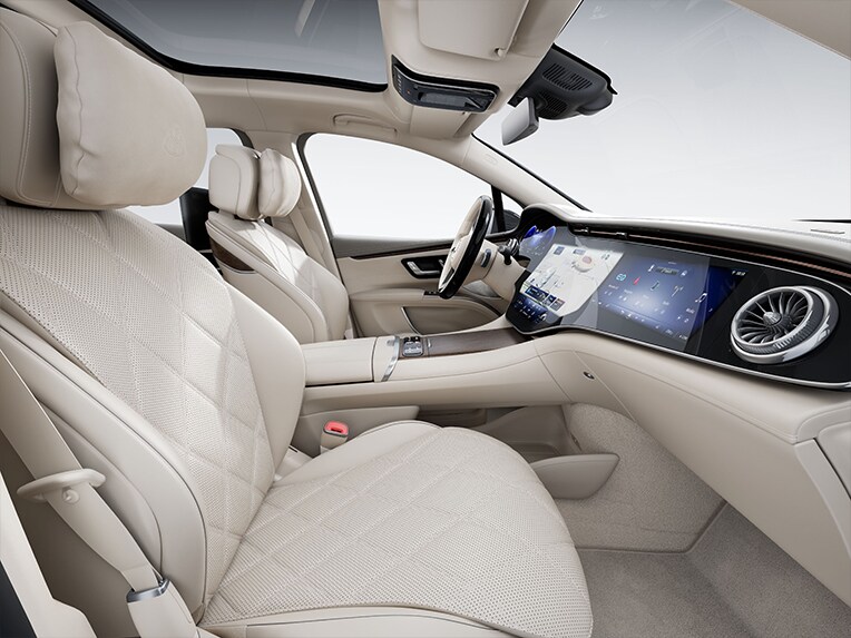 El paquete de cuero exclusivo MANUFAKTUR en el habitáculo del vehículo de lujo Mercedes-Maybach EQS SUV.