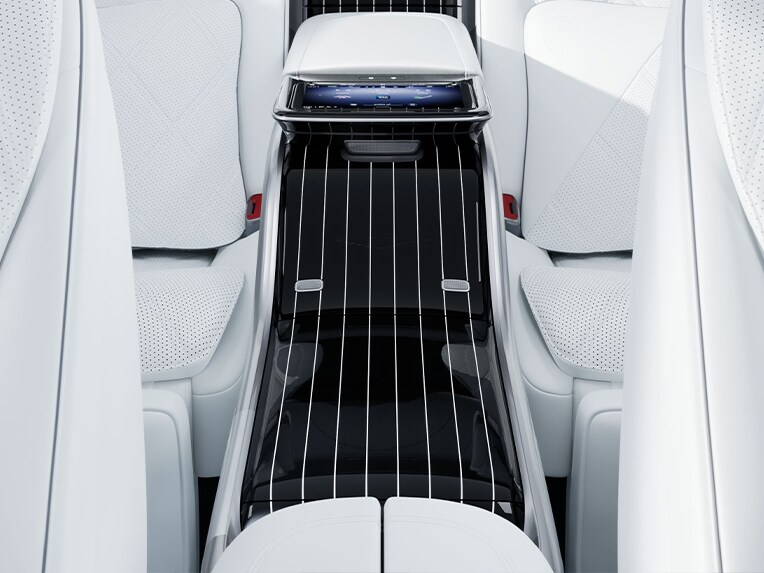 La consola central con logotipo Maybach en el habitáculo del vehículo de lujo Mercedes-Maybach EQS SUV.