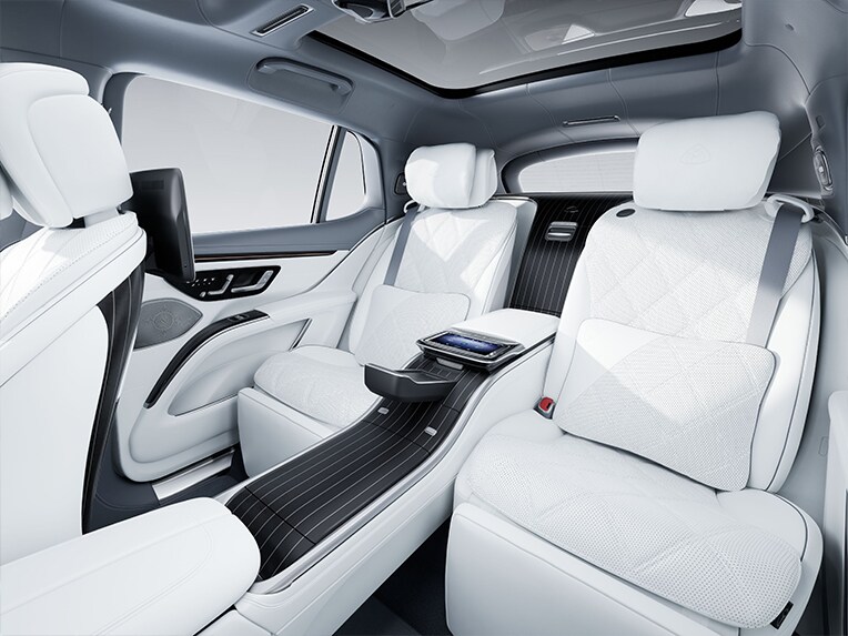 La parte trasera del habitáculo del vehículo de lujo Mercedes-Maybach EQS SUV.
