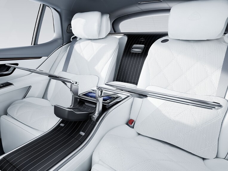 Mesitas plegables en la parte trasera del habitáculo del vehículo de lujo Mercedes-Maybach EQS SUV.