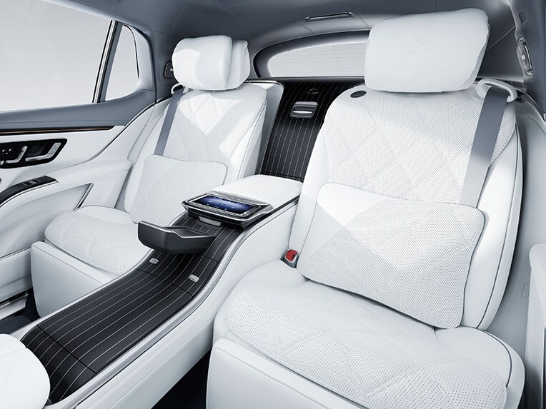 Los asientos multicontorno en el vehículo de lujo Mercedes-Maybach EQS SUV.