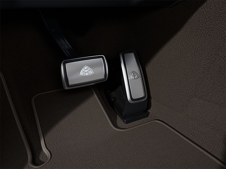 Sistema de pedales Mercedes-Maybach en el interior del lujoso Mercedes-Maybach EQS SUV.