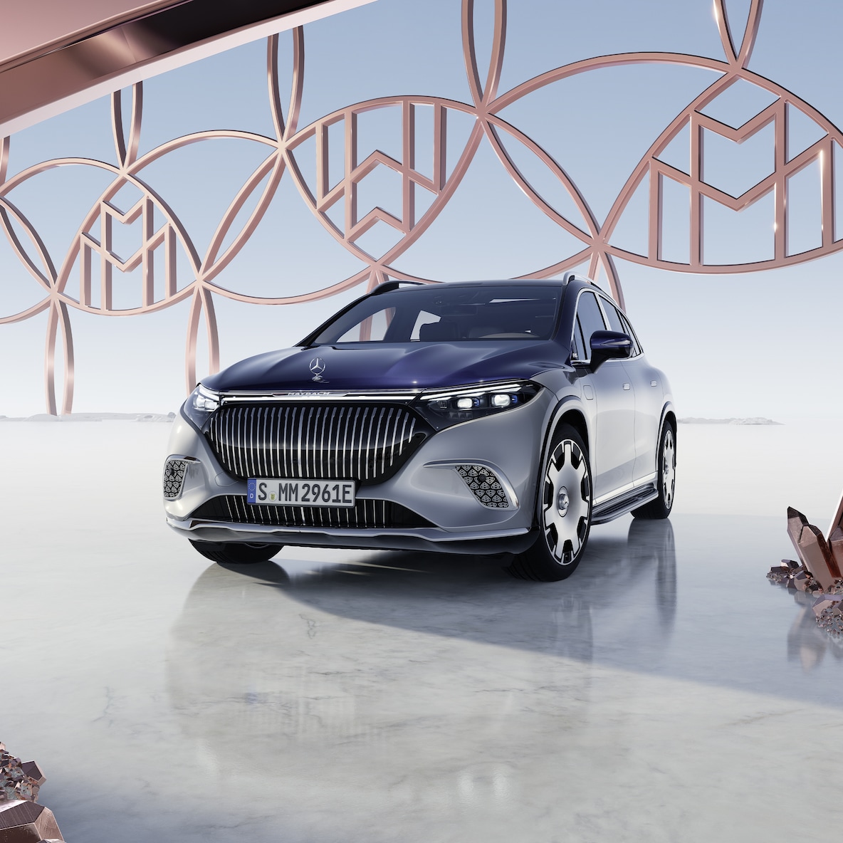 Vista frontal del Mercedes-Maybach EQS SUV con pintura bicolor Maybach.