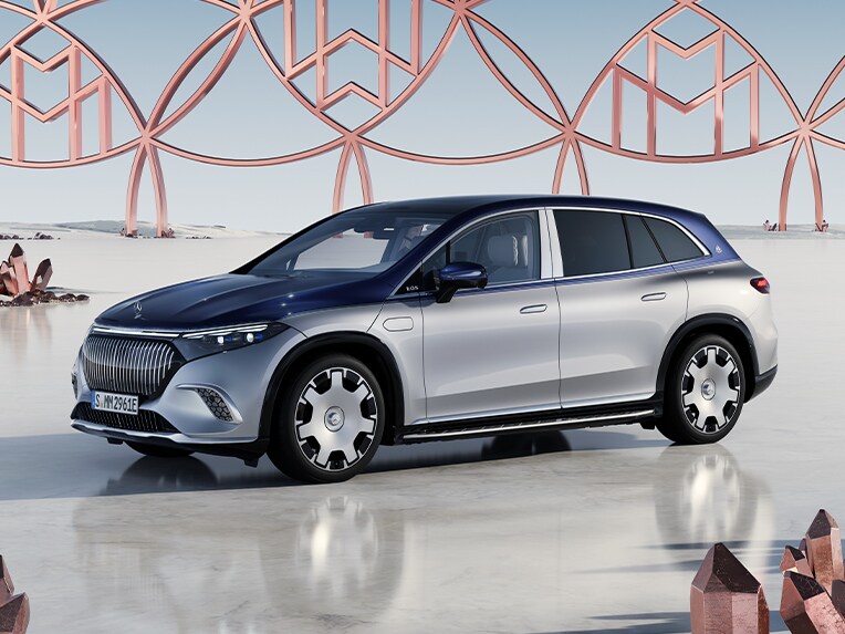 Escorzo frontal del Mercedes-Maybach EQS SUV.