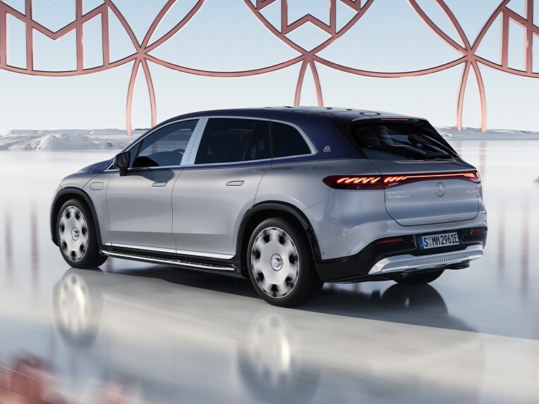 Escorzo trasero del Mercedes-Maybach EQS SUV.