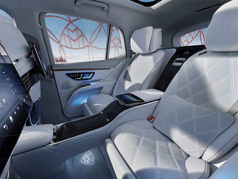 El interior del vehículo de lujo Mercedes-Maybach EQS SUV con cuero elaborado de forma sostenible.
