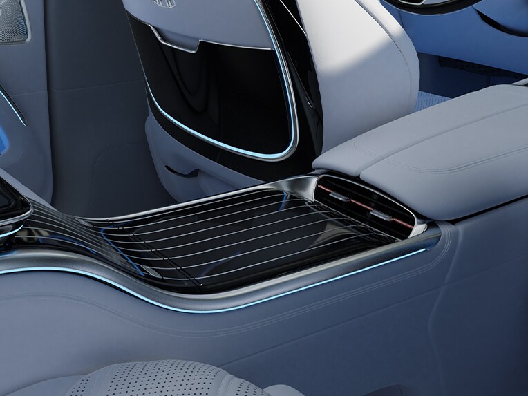 Elementos de adorno de madera sostenible en el habitáculo del vehículo de lujo Mercedes-Maybach EQS SUV.