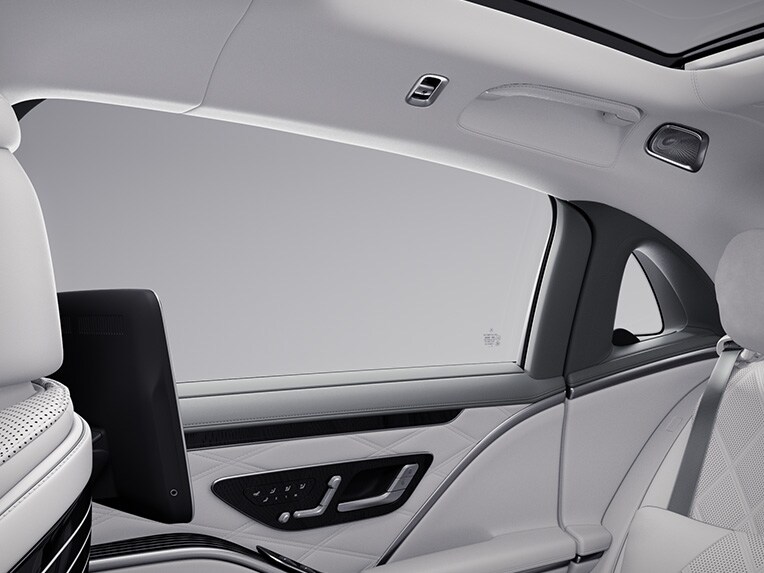 Las puertas de confort en la parte trasera del Mercedes-Maybach Clase S.