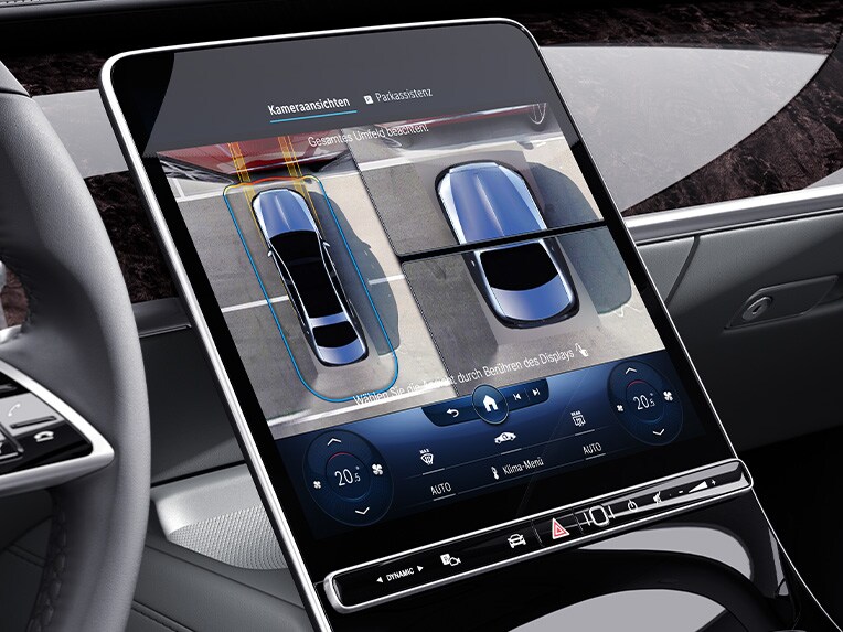 El visualizador central del Mercedes-Maybach Clase S con paquete de aparcamiento con funciones de aparcamiento remotas.