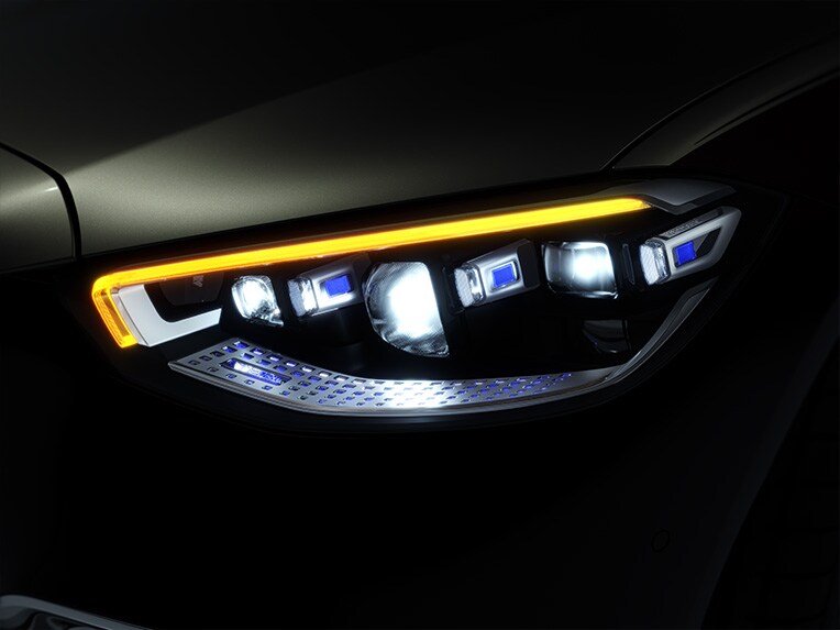Un faro DIGITAL LIGHT del Mercedes-Maybach Clase S.